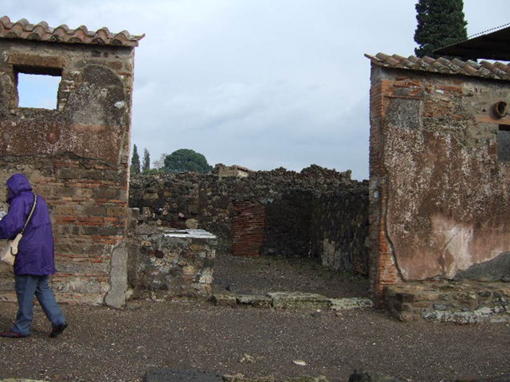 VI 1 5 Pompeii December 2005 Entrance Doorway Looking East